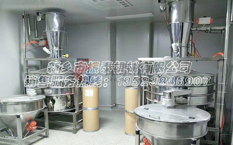PVA聚乙醇粉料生產(chǎn)中的粉塵污染問題如何破解？真空上料機(jī)旋振篩給出答案